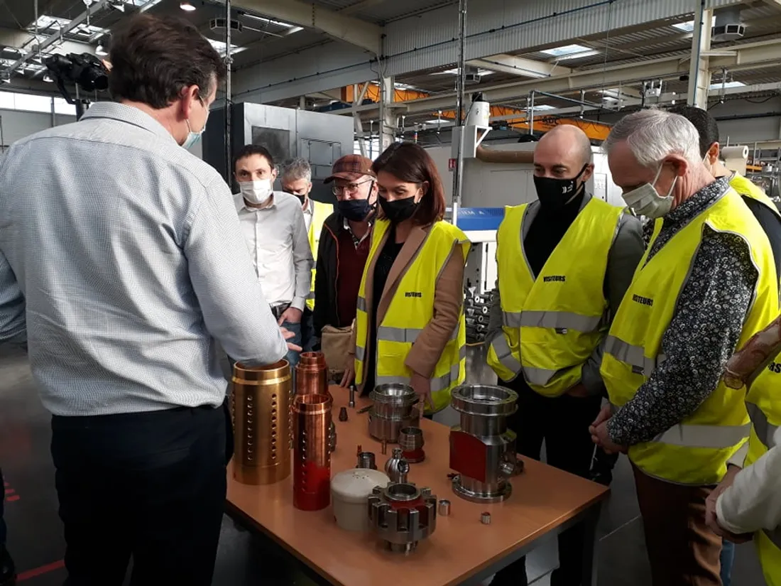 Christelle Morançais a visité la société SCM avec d'autres élus